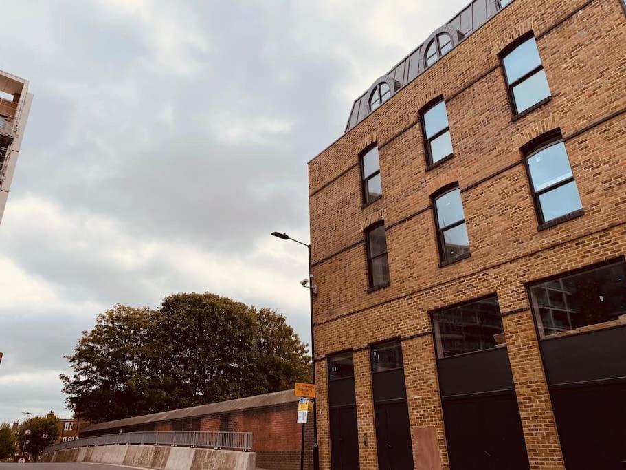 Spacious 3 Bed With Terrace *